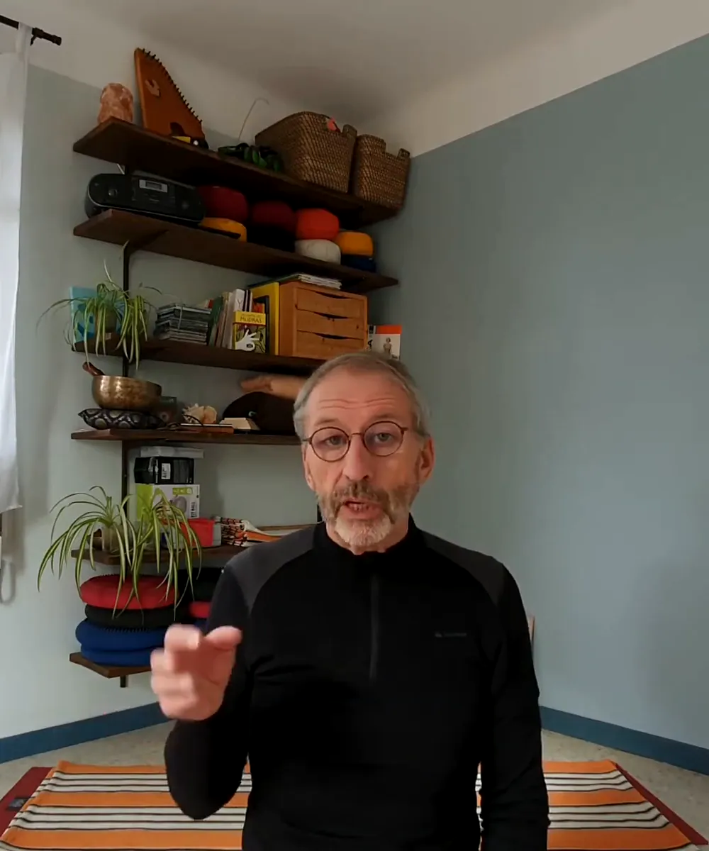Jean-Louis Sitjar face à la caméra, en train d'expliquer un mouvement
