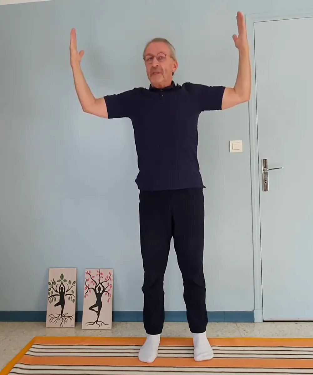 Jean-Louis Sitjar debout, avant-bras levés à la verticale