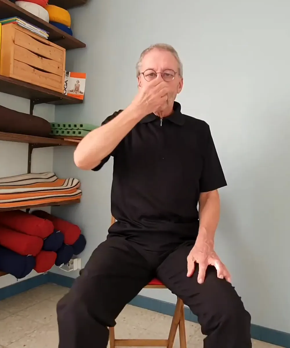 Jean-Louis Sitjar assis, une main sur le nez pour la respiration alternée