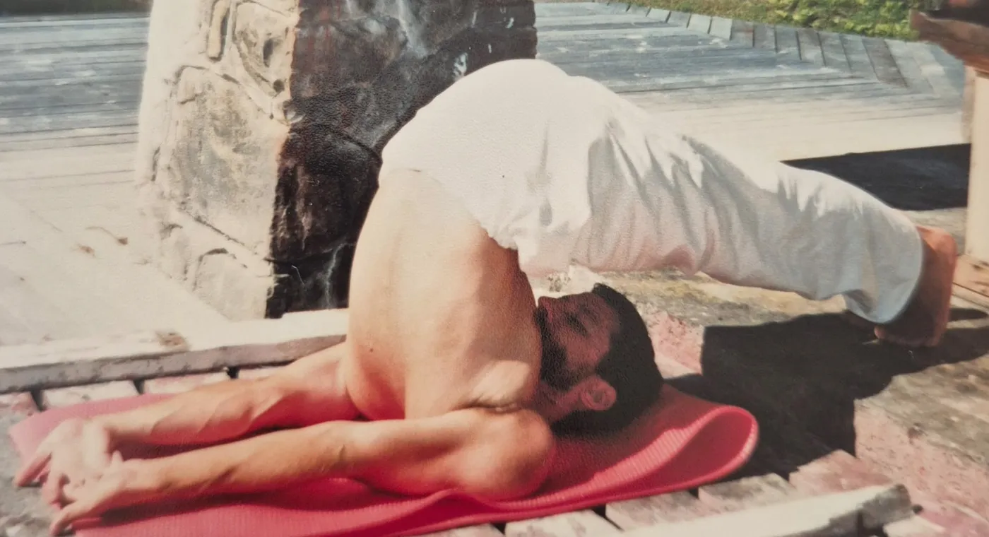 Jean-Louis dans la posture de la charrue, sur un tapis rouge
