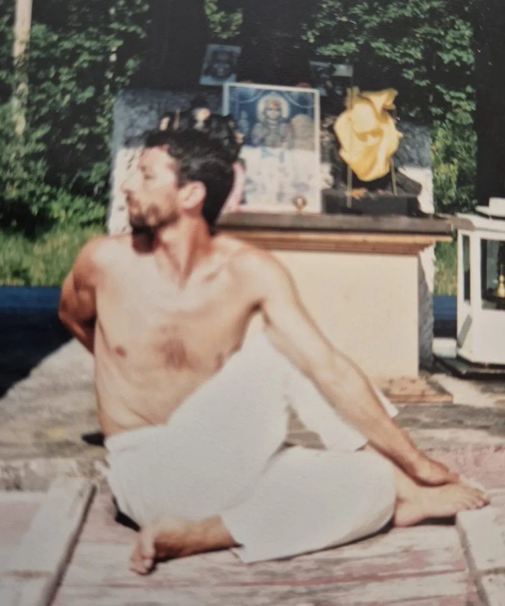 Jean-Louis Sitjar en torsion assise, sur une terrasse en plein air